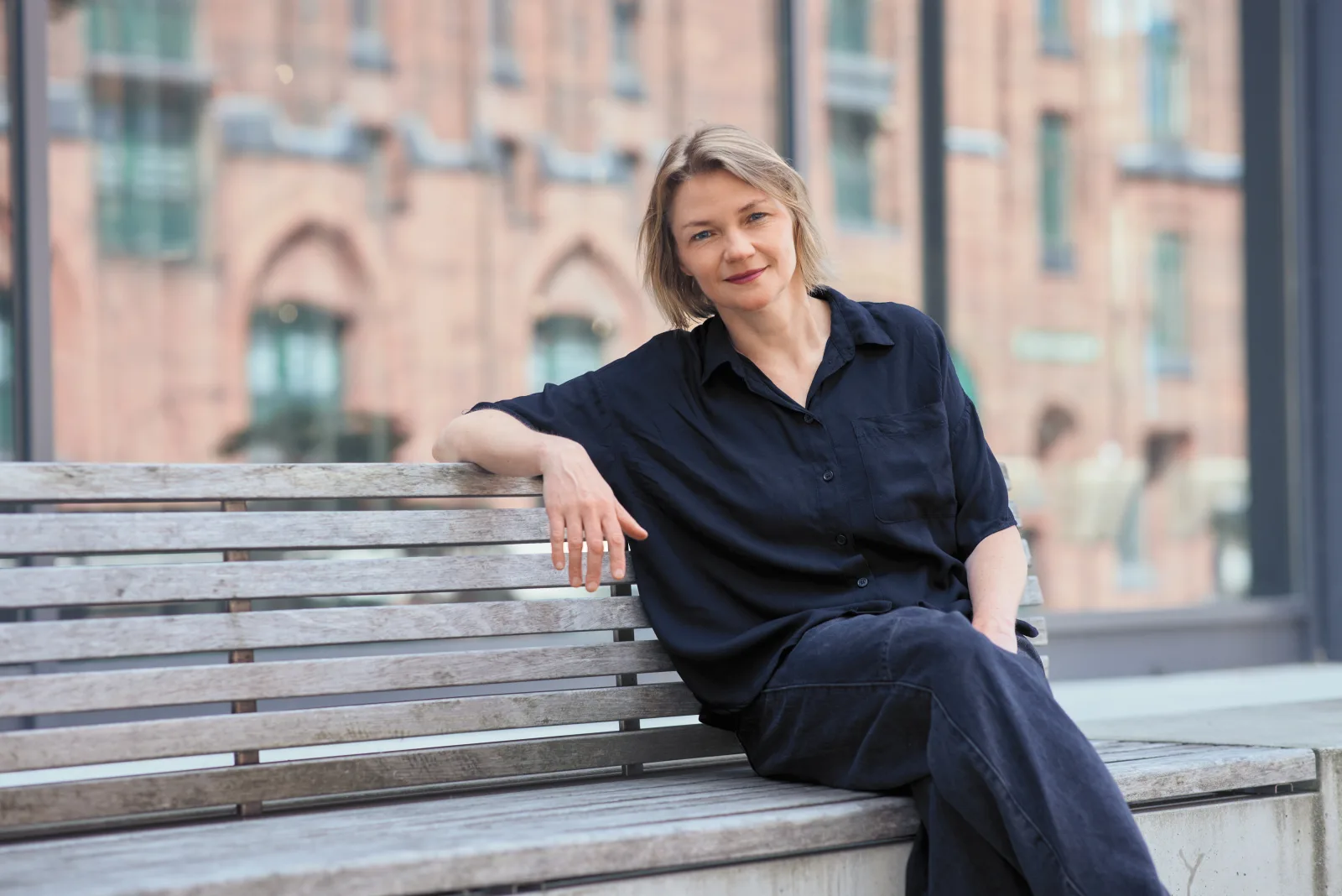 Birgit Kappes, Führungskräfte Coachin in Hamburg, auf einer Bank in der Speicherstadt